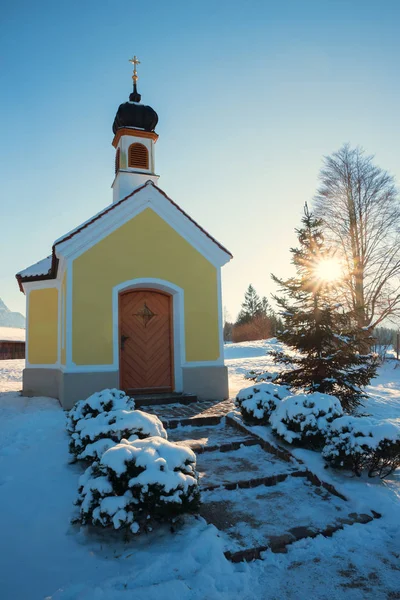 Vackert litet kapell nära spa staden Kruen, på julen — Stockfoto