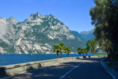Gardesana Yolu. Garda Gölü 'nün doğu yakası. Dağ manzaralı.