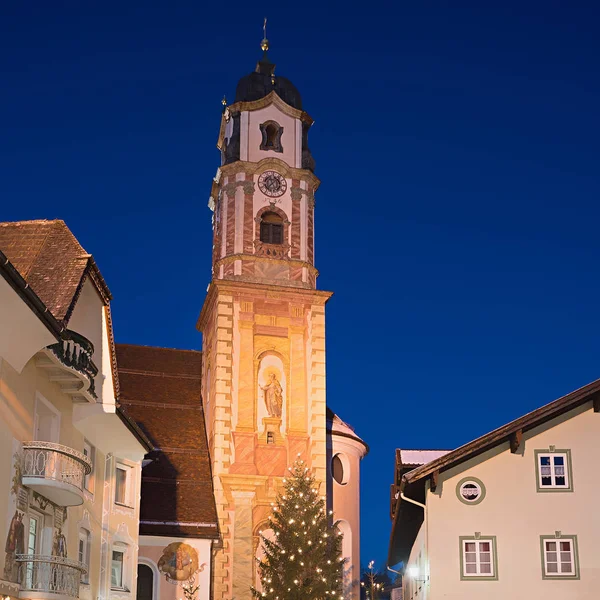 Osvětlený kostel mittenwald vesnice, horní Bavorsko, Vánoce — Stock fotografie