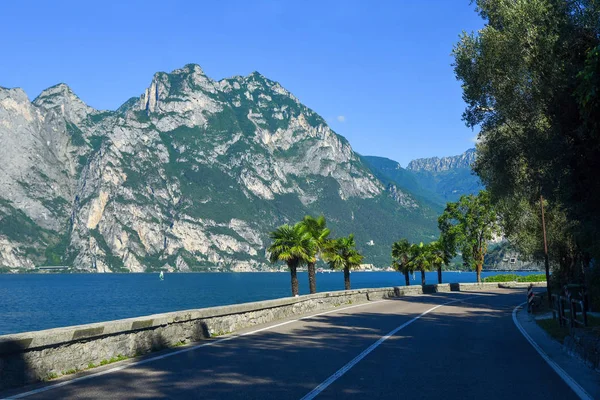 Gardesana Yolu. Garda Gölü 'nün doğu yakası. Dağ manzaralı. — Stok fotoğraf