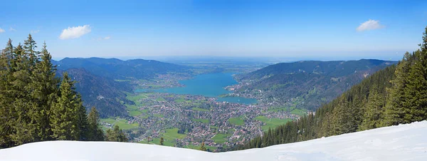 Uitzicht van besneeuwde wallberg berg naar groene vallei, meer tegernse — Stockfoto