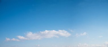 Bulutlu mavi gökyüzü ve üstündeki boşluğu kopyala