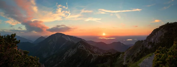 Cenário romântico pôr do sol na montanha herzogstand, vista para heimgar — Fotografia de Stock