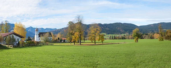 Landelijk landschap met dorpskerk Fischbachau en herfstlandschap — Stockfoto