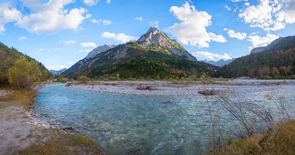 Karwendeltal mit Rissbach, österreichische Landschaft — Stockfoto