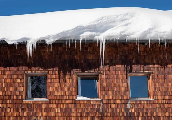 Hütte in den Alpen mit rotbraunen Holzschindeln Fassade und großen sn — Stockfoto