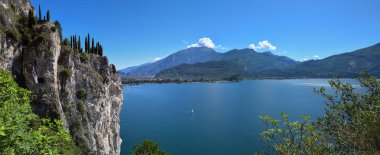 Güzel manzara Garda Gölü İtalya 'ya yukarıdan