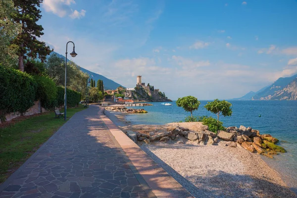 Lakeside promenade malcesine, with view to the castle scaliger — Stock Photo, Image