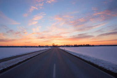 Günbatımında düz bir kır yolu, Brunnthal V