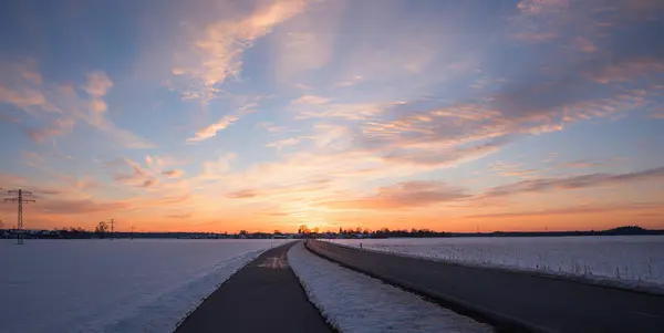 Route de campagne et piste cyclable à côté, coucher de soleil hiver paysage supérieur b — Photo