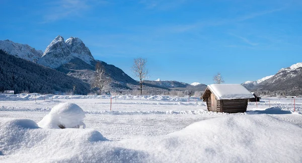 Verschneites Wintertal Garmisch, Holzhütte und Blick auf den Wachsstein — Stockfoto