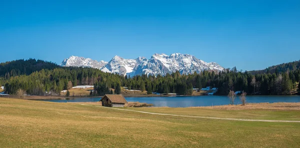 Idyllic landscape lake geroldsee with wooden hut and walkway, vi — Stock Photo, Image