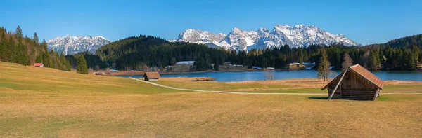 Idyllisch landschap meer geroldsee met houten hut en loopbrug, vi — Stockfoto