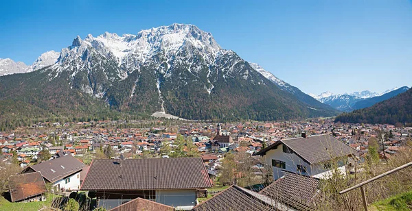 Uitzicht op het bronlandschap kuuroord Mittenwald en Karwendel berg — Stockfoto