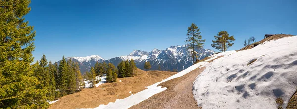 Alpint landskap kranzberg berg med vandringsled och utsikt t — Stockfoto