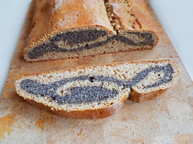 Yeni dilimlenmiş Mohnstollen, haşhaş tohumu çalınmış. Silezya mutfağı