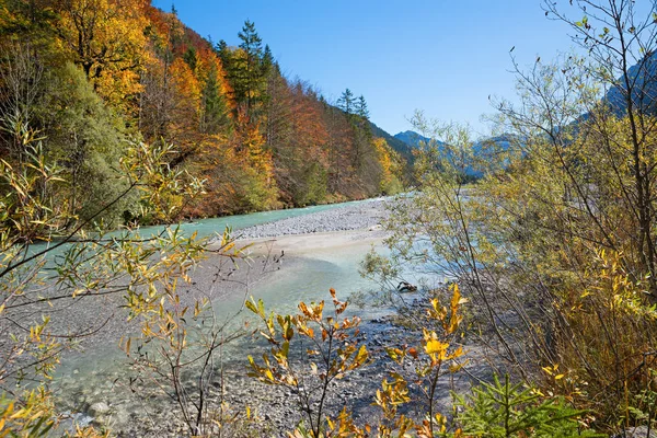 Renkli sonbahar manzarası, Karwendel Vadisi 'ndeki Rissbach nehri, — Stok fotoğraf