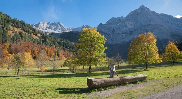 Piękne góry Karwendel i krajobraz jesienią, drewniane dr — Zdjęcie stockowe