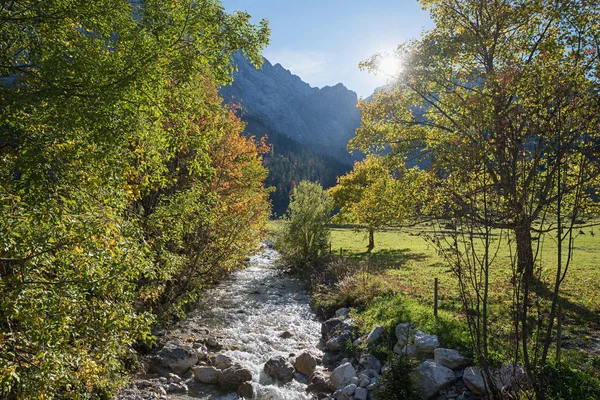 Karwendeltal mit Rissbach und Bäumen in herbstlicher Farbe — Stockfoto