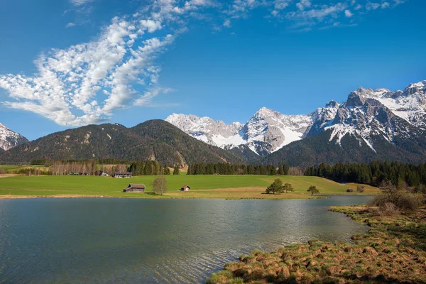 Lac alpin idyllique Schmalensee, destination touristique près de Mitten — Photo