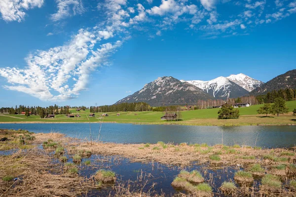 Idylické alpské jezero Schmalensee, turistická destinace v blízkosti Mitten — Stock fotografie