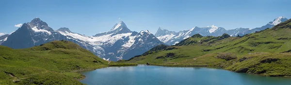 Spectacular alpine panorama, lake Bachalpsee and swiss mountains — Stock Photo, Image