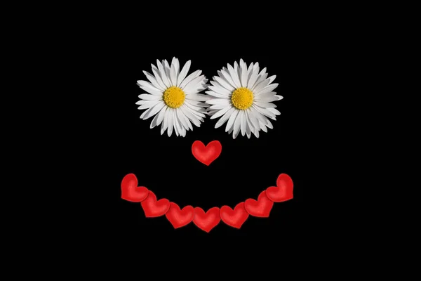 Rosto de flor engraçado, feito de duas flores de margarida e corações vermelhos, bl — Fotografia de Stock