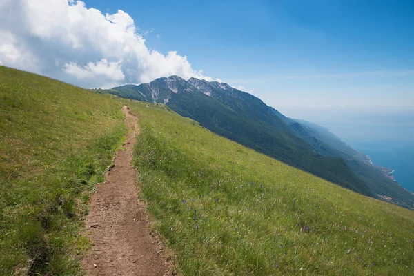 Fußweg am Monte Baldo mit Blick auf Berge und Garda — Stockfoto