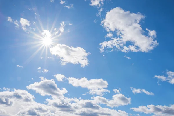 Moln scape bakgrund med ljus sol och fluffig cumulus — Stockfoto