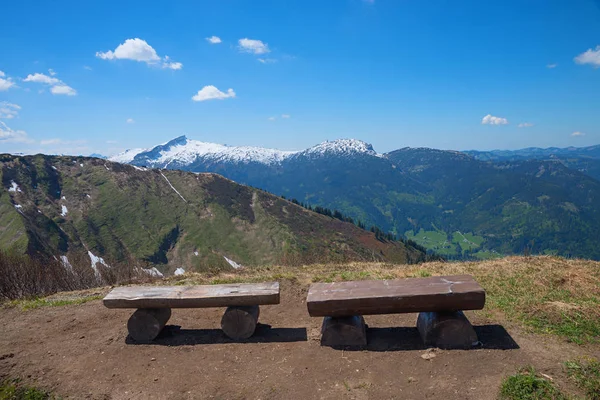 Dvě dřevěné lavice na turistické stezce Fellhorna, s výhledem — Stock fotografie