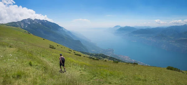 Montañista en Monte Baldo Montaña, senderismo en verano, competir —  Fotos de Stock