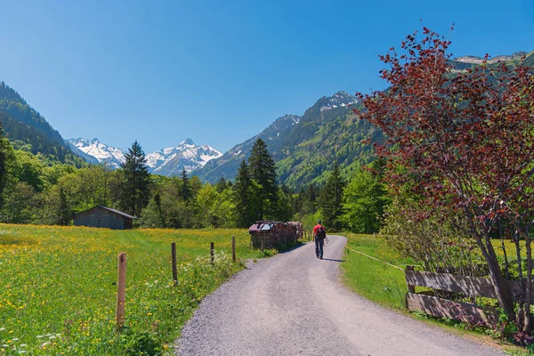 Pasarela idílica de oberstdorf a spielmannsau pueblo, trettac — Foto de Stock