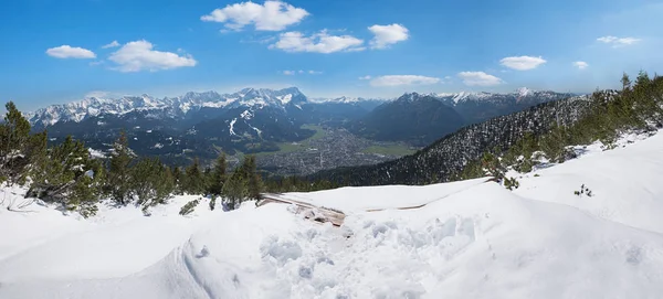 Téli táj a Wank hegy, kilátás Zugspitze és a turista — Stock Fotó