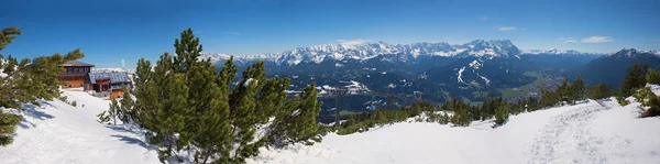 Wintry krajobraz w Górze Wank, widok na Zugspitze i turystów — Zdjęcie stockowe