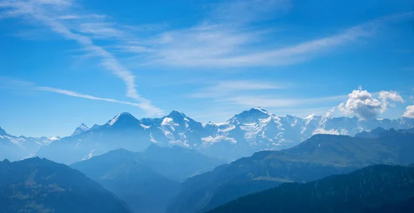 Słynne pasmo górskie Eiger Monch i Jungfrau, widok z Schyni — Zdjęcie stockowe