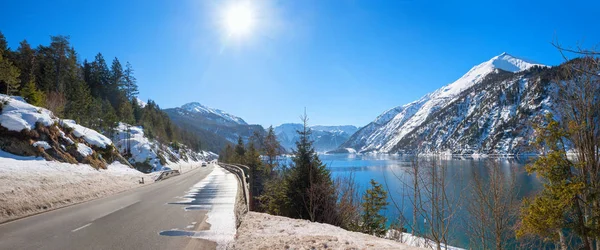 Yol boyunca achensee Gölü, karlı dağ Seebergspitze, Yorgun — Stok fotoğraf