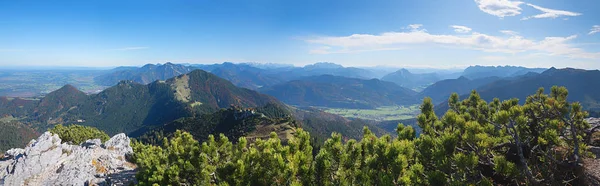 Bred utsikt över bergen från Kampenwand topp till Chiemgau en — Stockfoto