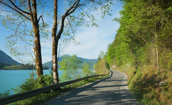 Платная дорога вдоль берега озера Валчензе весной — стоковое фото