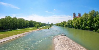 Isar Nehri Münih, şehrin eğlence bölgesi, St manzaralı.