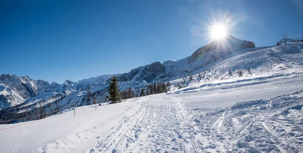 Idylliczny zimowy chodnik z widokiem na alpspitze góry, górna ba — Zdjęcie stockowe