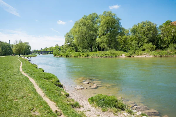 Río Isar munich y zona ribereña verde con sendero, poco — Foto de Stock