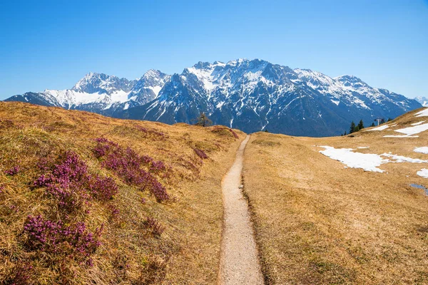 Spring landscape Kranzberg mountain, with hiking path and view t — Stock Photo, Image