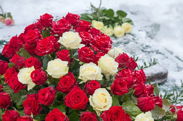 Flower arrangement with red and white roses, burial in winter — 스톡 사진