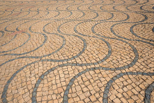 Cobblestone pavement with wavy lines, made of granite cubes. bro — Stock Photo, Image