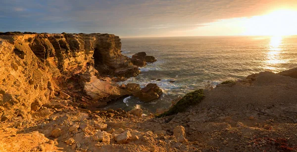 Cenário brilhante pôr do sol na costa da Costa Vicentina, Carrapateira com — Fotografia de Stock