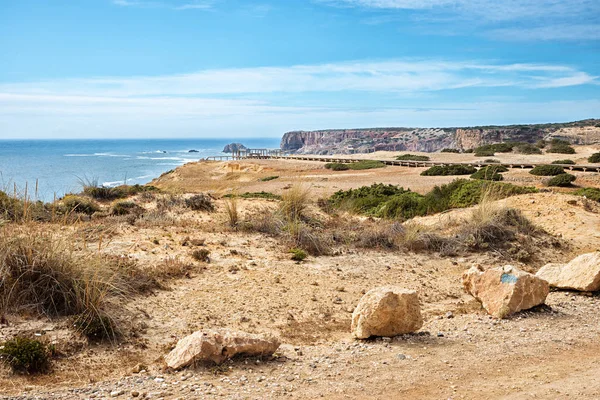 Idílica paisagem algarvia, vista da estrada costeira para o atl — Fotografia de Stock