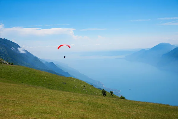 Monte Baldo montanha itália, parapente flutuando sobre lago garda . — Fotografia de Stock