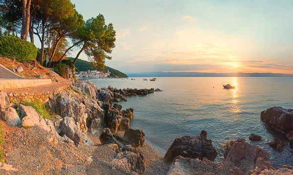 Günbatımı manzarası Adriyatik kıyıları, sıcak bir akşamda sivrisinek dragası — Stok fotoğraf