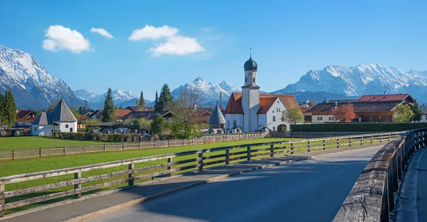 Uitzicht vanaf de hoofdweg naar wallgau dorp, met traditionele bav — Stockfoto
