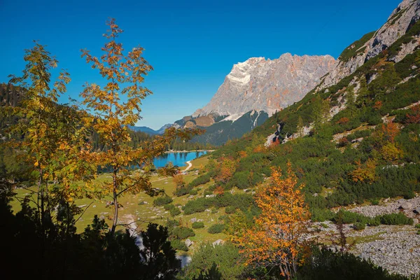 Εικονογραφικό τοπίο φθινόπωρο, πεζοπορία μονοπάτι στο βουνό Seebensee l — Φωτογραφία Αρχείου